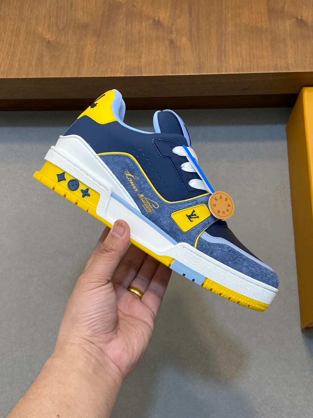 Men's men's shoes 💰820 Lujia New Color Men's 🧍‍♂️trainer sneakers, this LV Trainer sneaker is made of soft grained calfskin, showing pure tones, the #54 logo on the back traces the brand's birth in 1854, the designer's handwritten brand logo embellishes one side, designed by Virgil Abloh himself, a very commemorative sneaker, the new LV Louis Vuitton louis vuitton trainer sneaker low casual sports culture versatile basketball sneakers Size: 35-46 (customized for women 40, men 46)